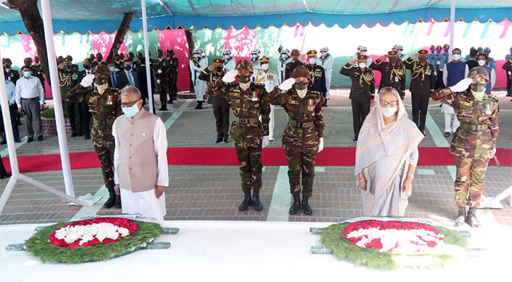 বঙ্গবন্ধুর সমাধিতে রাষ্ট্রপতি-প্রধানমন্ত্রীর শ্রদ্ধা