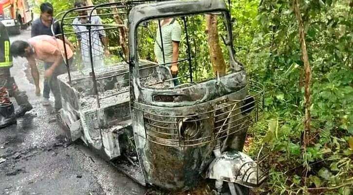 চাঁদা না দেওয়ায় সিএনজিতে অগ্নিসংযোগ