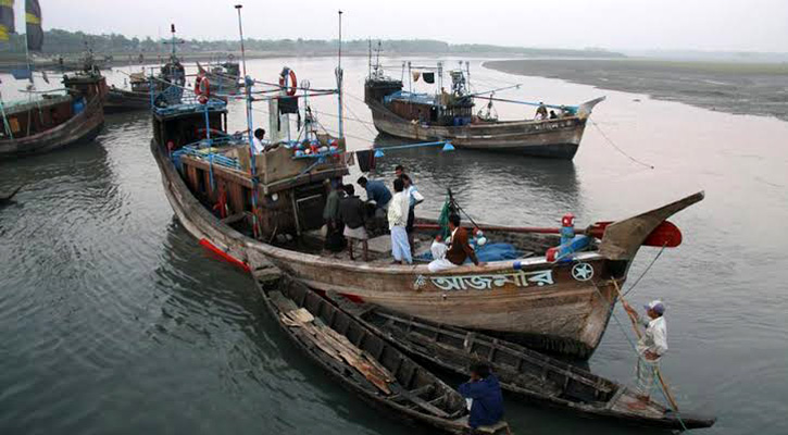 বঙ্গোপসাগরে ট্রলার ডুবে ১১ জেলে নিখোঁজ