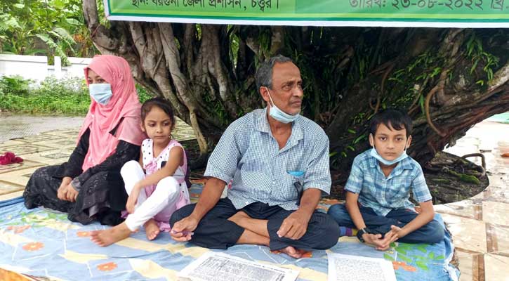 চাকরির জন্য পরিবার নিয়ে শিক্ষকের অনশন