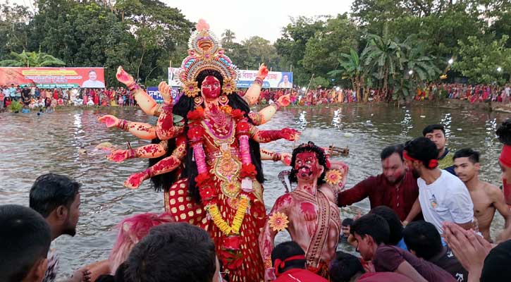 প্রতিমা বিসর্জনের মধ্য দিয়ে দুর্গোৎসবের সমাপ্তি