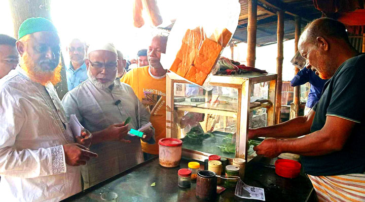 ভোটারদের দ্বারে দ্বারে জাপার মোস্তফা