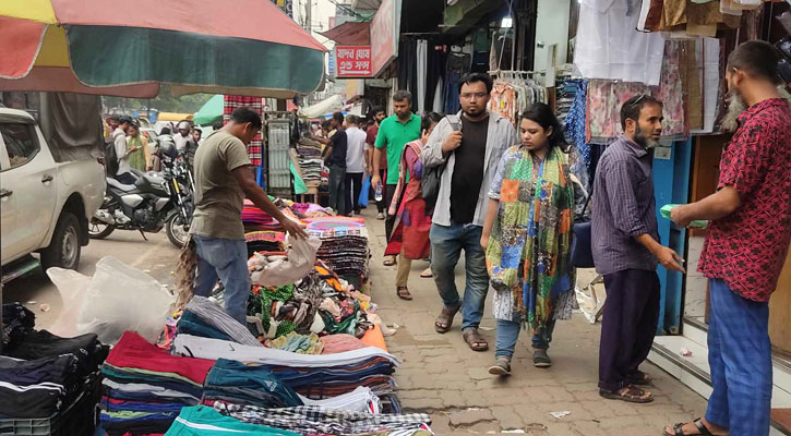 হকারদের দখলে ফুটপাত, পথচারী হাঁটে সড়কে