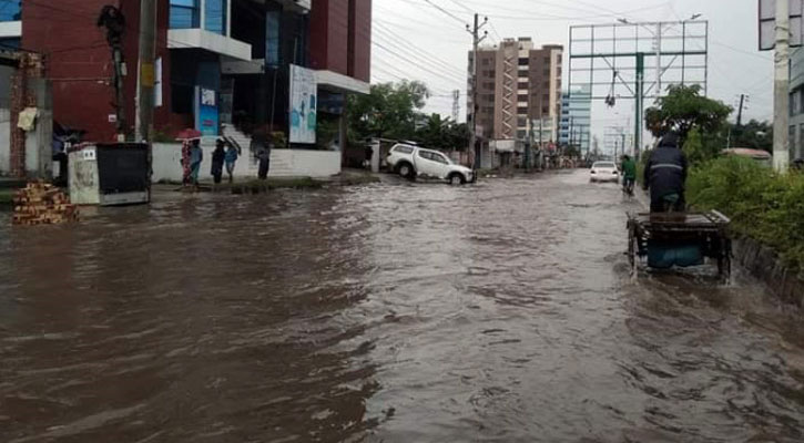 রাতের বৃষ্টিতে পানির নিচে খুলনা