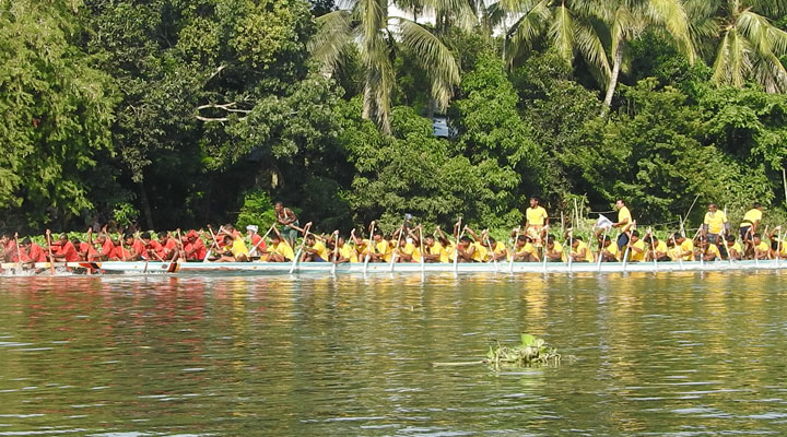 চিত্রা নদীতে নারী-পুরুষদের নৌকা বাইচ