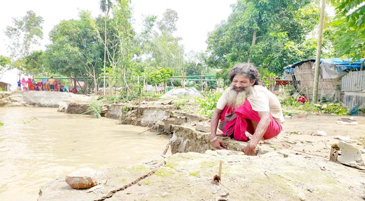 ‘মেয়ের কবরটাও রক্ষা করতে পারলাম না’