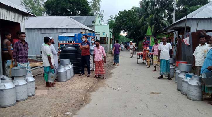 দুধ লিটারে ৫ টাকা বাড়লেও খামারি পাচ্ছেন ৩ টাকা!