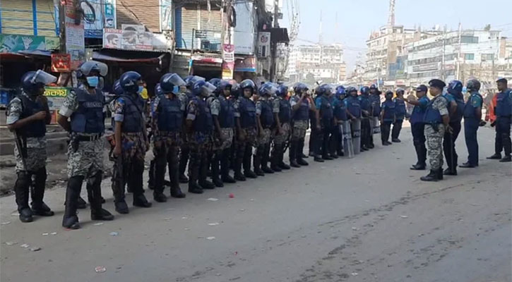 গাজীপুরে শ্রমিক বিক্ষোভ, পুলিশ ফাঁড়িতে হামলা