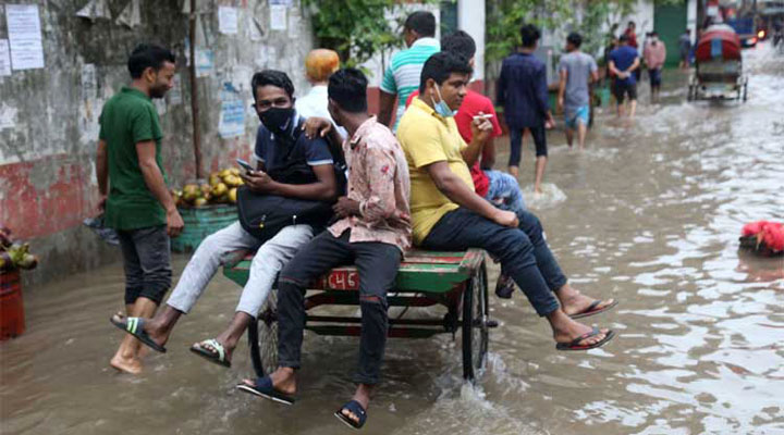 সিত্রাংয়ের প্রভাবে বৃষ্টি, গাড়ি চলাচল কম