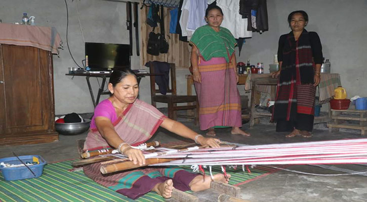 পাহাড়ি নারীদের হাতে বোনা বেল্ট যাচ্ছে দুবাই