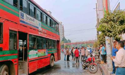 ঢাবির বাসে আগুন, শিক্ষার্থীদের সহায়তায় নিয়ন্ত্রণ