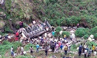 নিয়ন্ত্রণ হারিয়ে বরযাত্রীবাহী বাস খাদে, নিহত ৩২