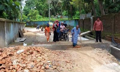 হাসপাতালের প্রধান সড়ক বন্ধ, দুর্ভোগ চরমে