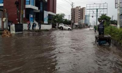 রাতের বৃষ্টিতে পানির নিচে খুলনা