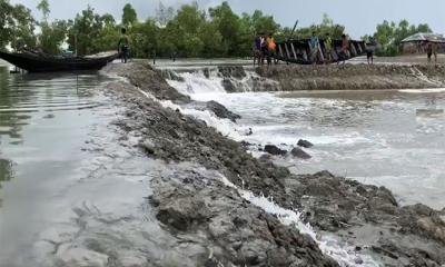 সাতক্ষীরায় টানা বৃষ্টি, ঝুঁকিতে বেড়িবাঁধ