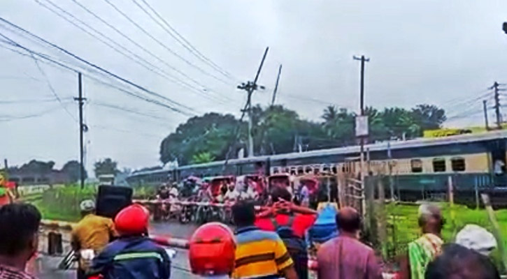 রেলক্রসিংয়ের গেটকিপারের অসাবধানতার বিষয়টি ভাইরাল