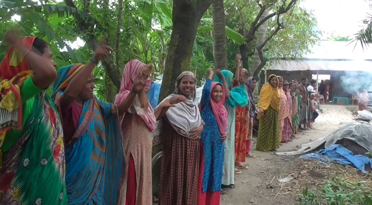 স্ত্রীর ওপর স্বামীর নির্যাতন, গ্রামবাসীর মানববন্ধন