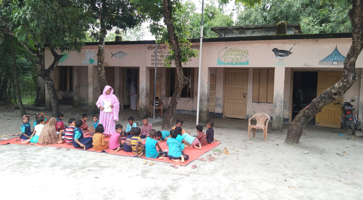 কক্ষে যুবলীগ নেতার ঠিকাদারি যন্ত্রপাতি, পাঠদান আকাশের নিচে