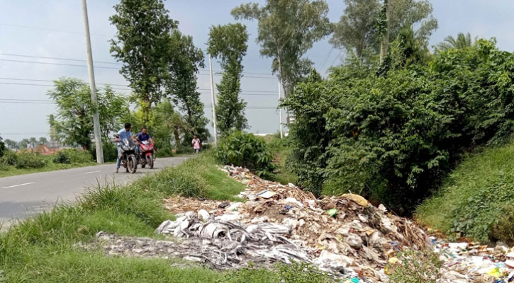 সড়ক ঘেঁষে ময়লার ভাগাড়, ছড়াচ্ছে দুর্গন্ধ