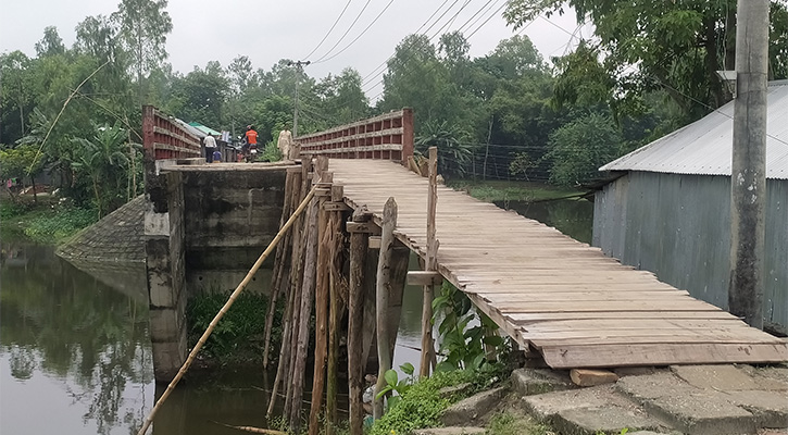 সংযোগ সড়কের অভাবে কাজে আসছে না সেতু