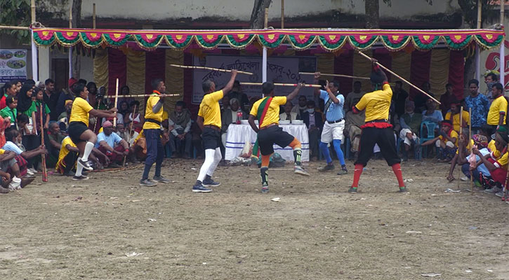 ঝিনাইদহে ঐতিহ্যবাহী লাঠি খেলায় দর্শকের আনন্দ