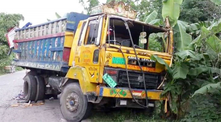 দাঁড়িয়ে থাকা বাসে ট্রাকের ধাক্কা, নিহত ১