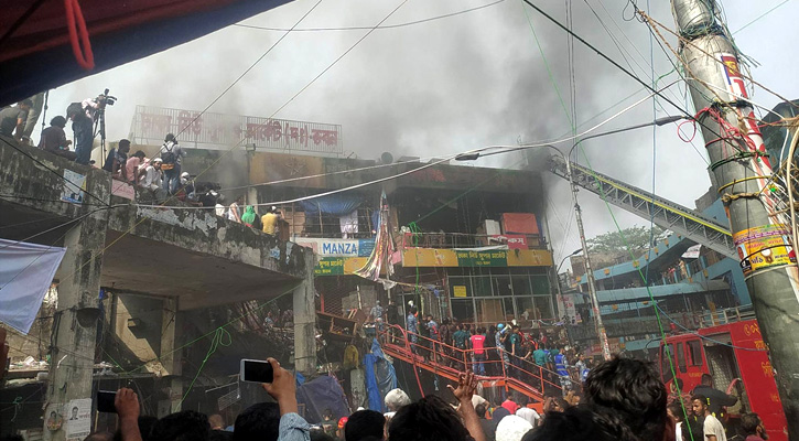 ‘নিউ মার্কেটের আগুনে দোকান পুড়েছে আড়াইশ, ব্যাপক ক্ষয়ক্ষতি’