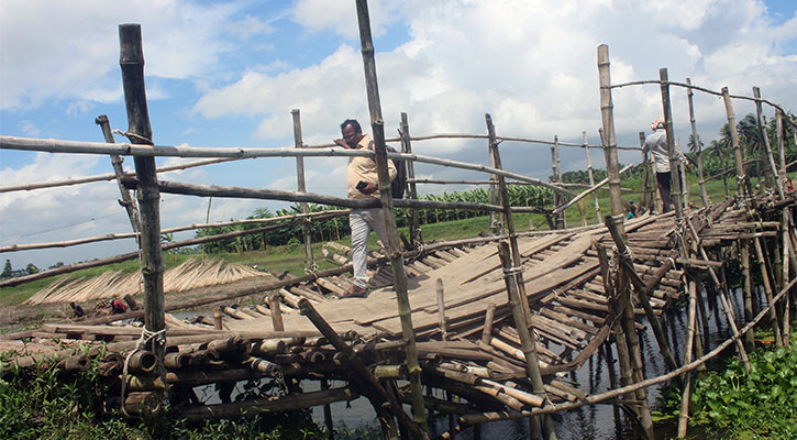 সাঁকো ভেঙে দুর্ভোগ হাজারো মানুষ