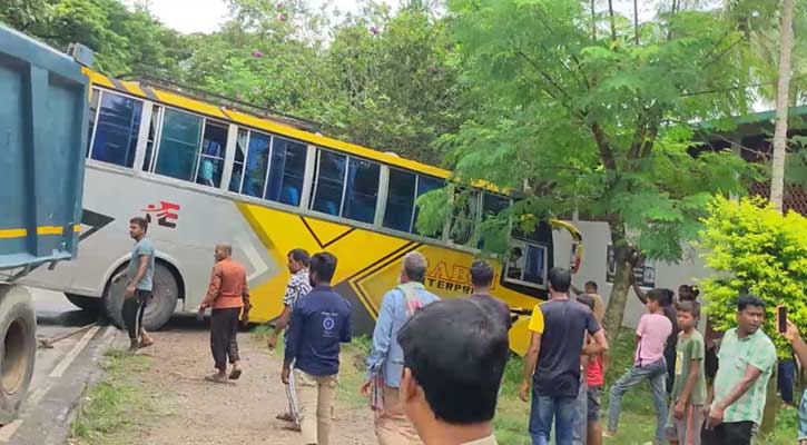 পাবনায় বাস ও অটোরিকশার মুখোমুখি সংঘর্ষে নিহত ২