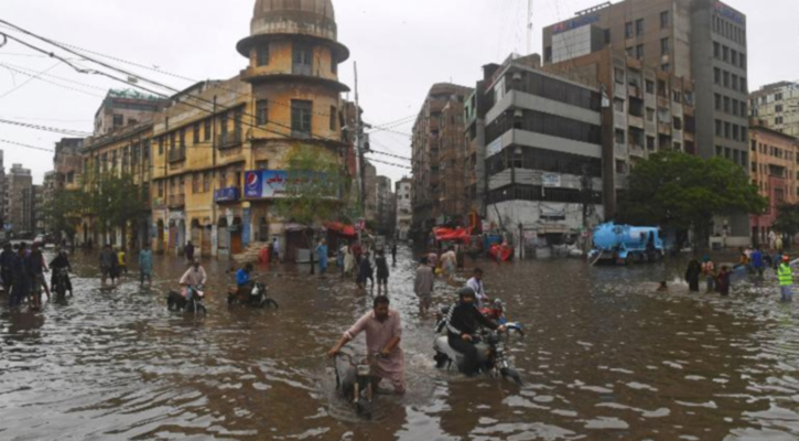 পাকিস্তানে বন্যায় প্রাণহানি ৯০০ ছাড়িয়েছে