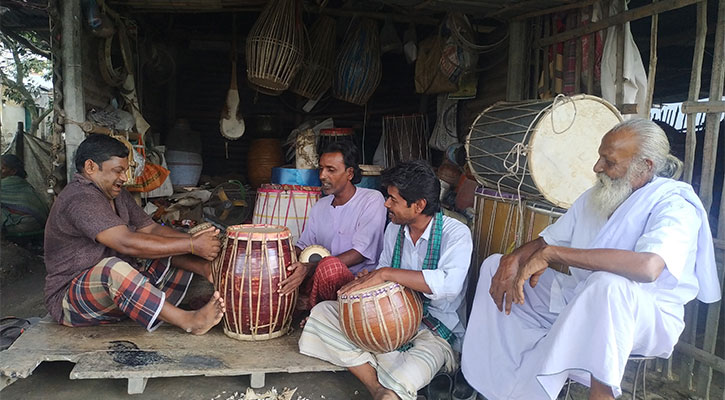 ভালো নেই রাজশাহীর ঢাকঢোলের কারিগররা