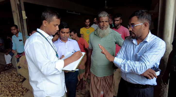 আলু বিক্রির রসিদ না থাকায় দুই আড়তদারকে জরিমানা