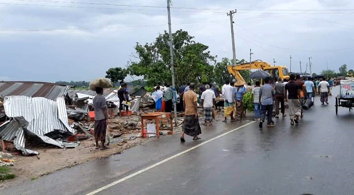 মহাসড়কের পাশের অবৈধ দোকানঘর উচ্ছেদ