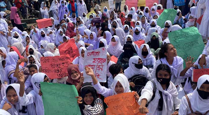 অদিতার হত্যাকারীর ফাঁসির দাবিতে সড়ক অবরোধ