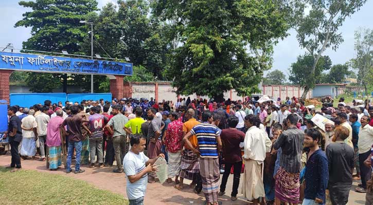 যমুনা সার কারখানার প্রধান ফটক অবরোধ শ্রমিকদের