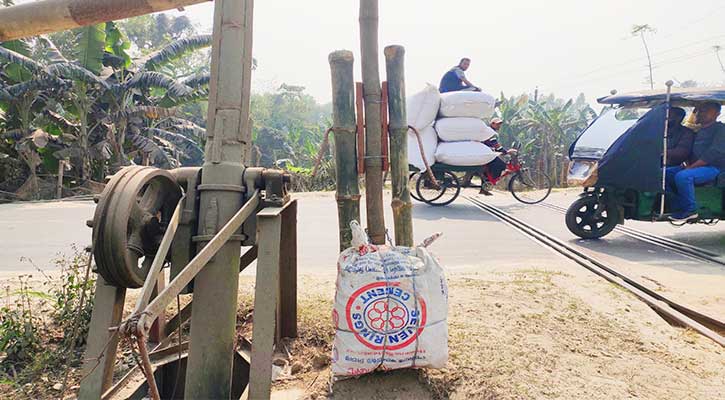 রেলক্রসিংয়ে লোহার বদলে বাঁশ